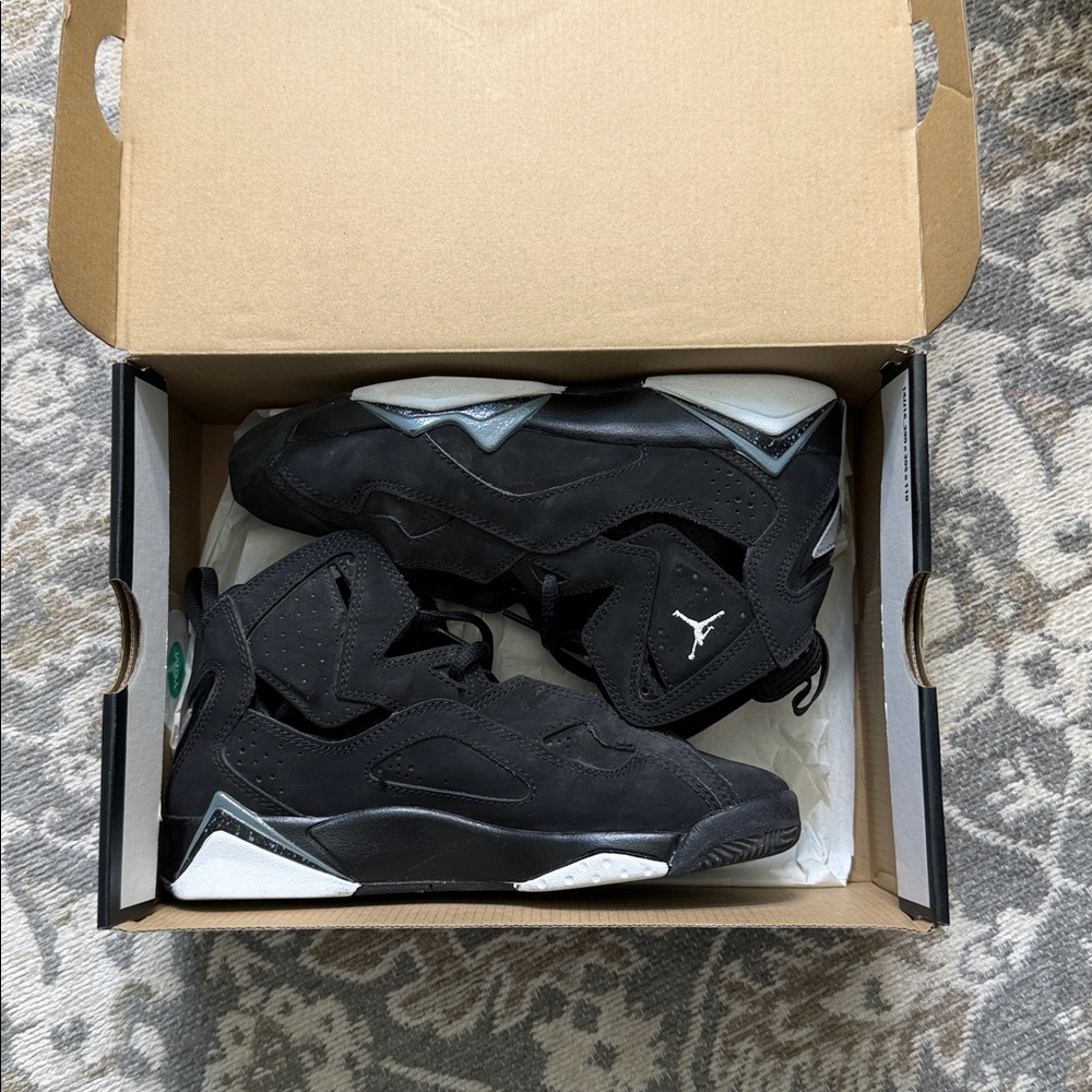 Youth Jordan True Flight Kids Black & White Basketball Sneakers size 5Y with box